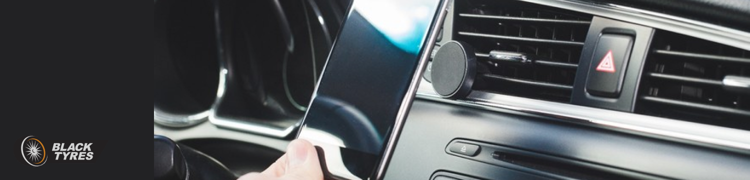 Смартфон крепится магнитным держателем к дефлектору в авто