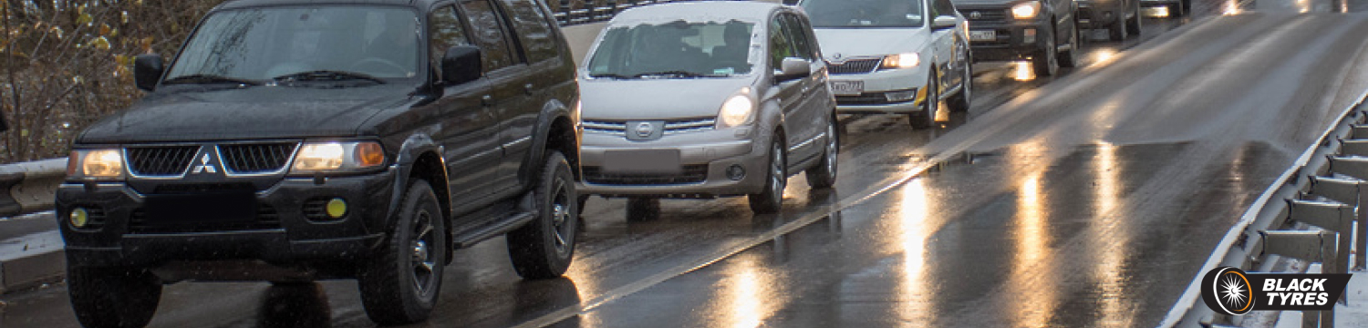 Дорога может казаться влажной, но брызг из-под колес ТС нет: возможно, поверхность покрыта черным льдом.
