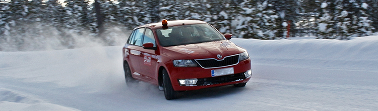 Автомобиль на снежной дороге
